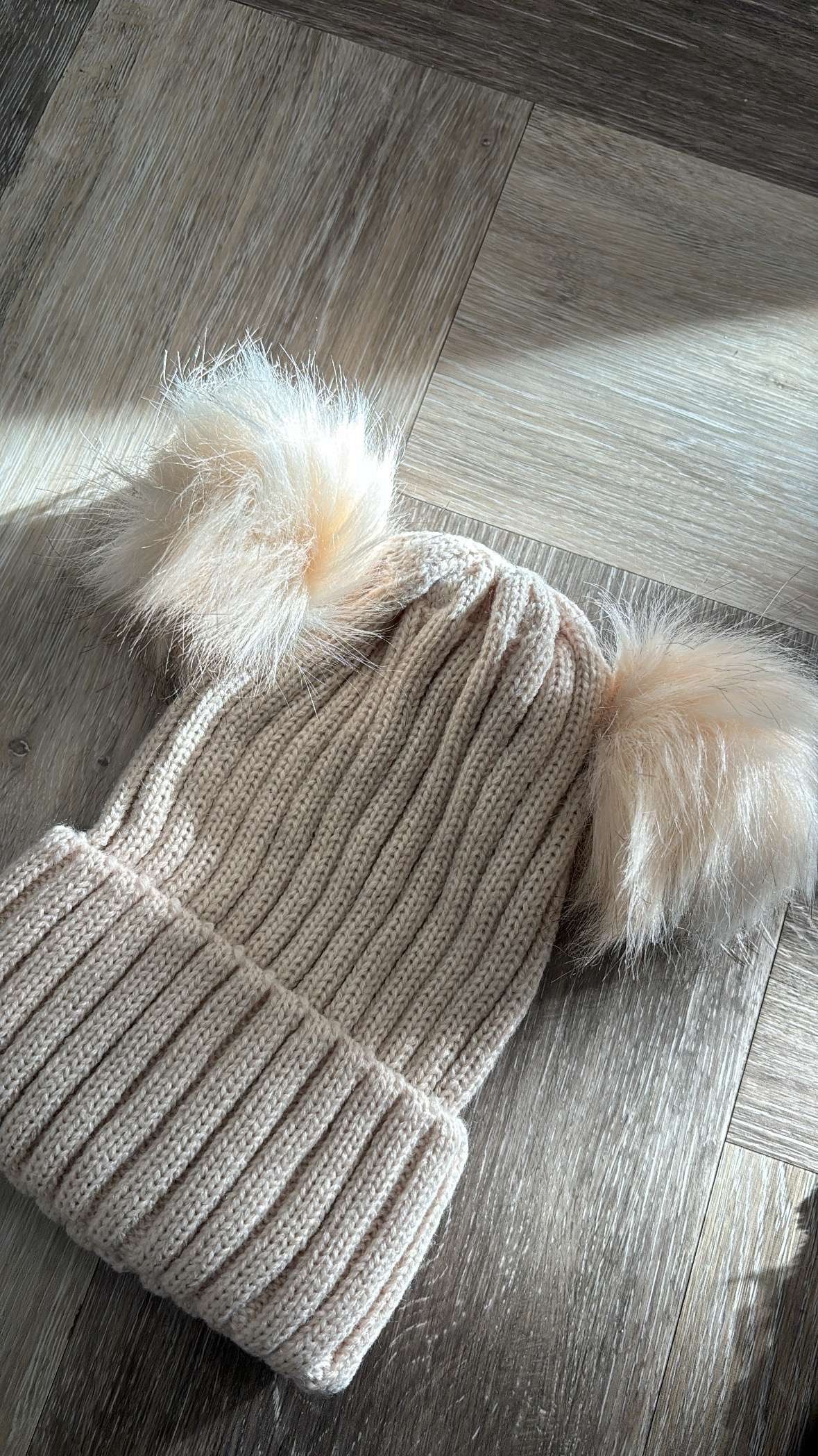 Beige hat with fur adults