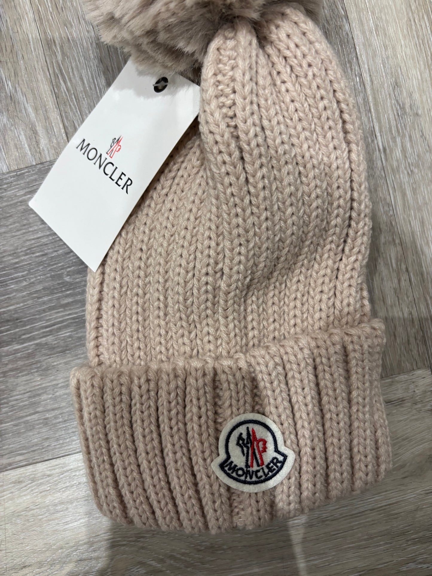 Beige m hat with fur