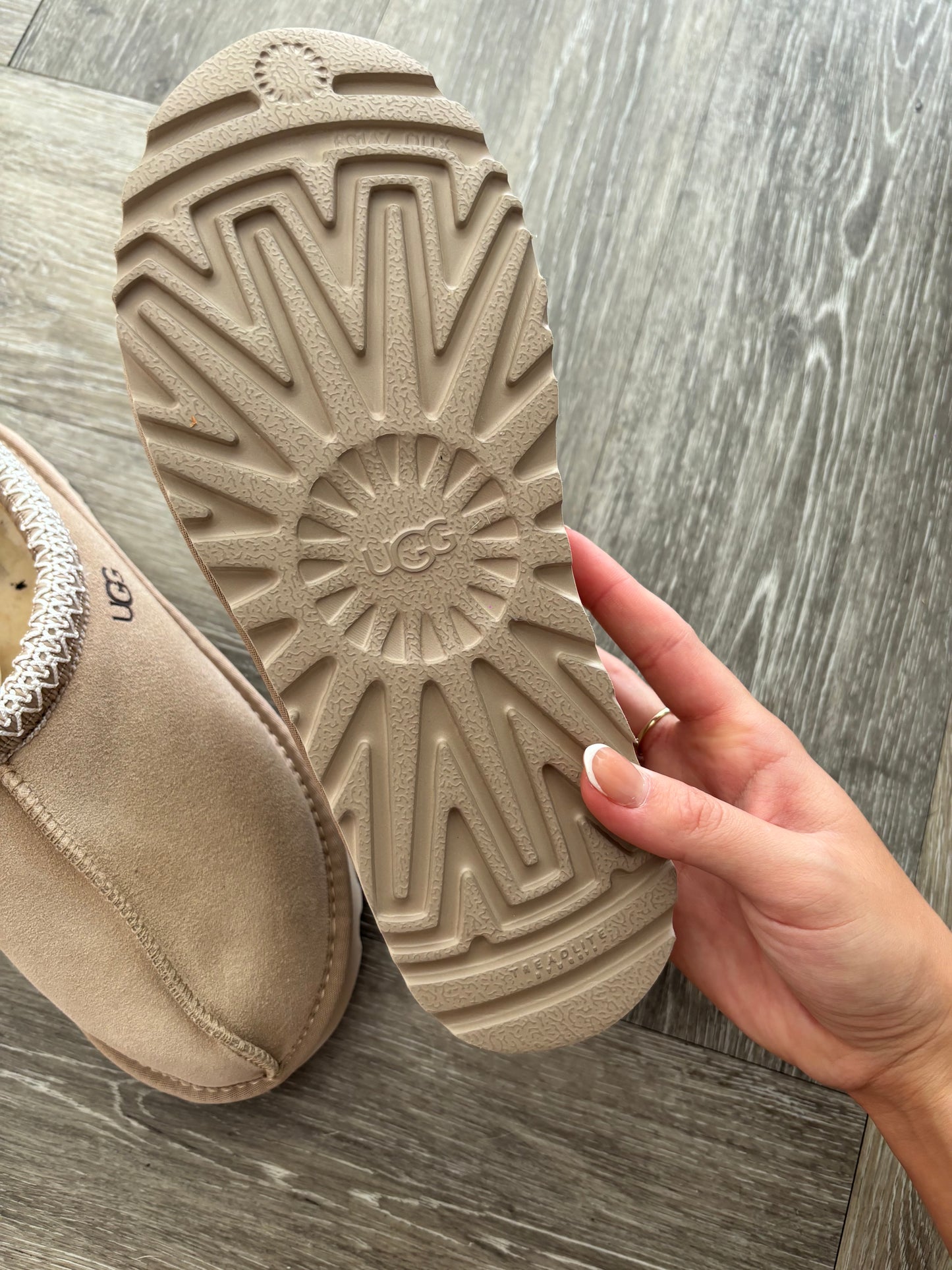 Slippers beige and white pre order 3/4weeks