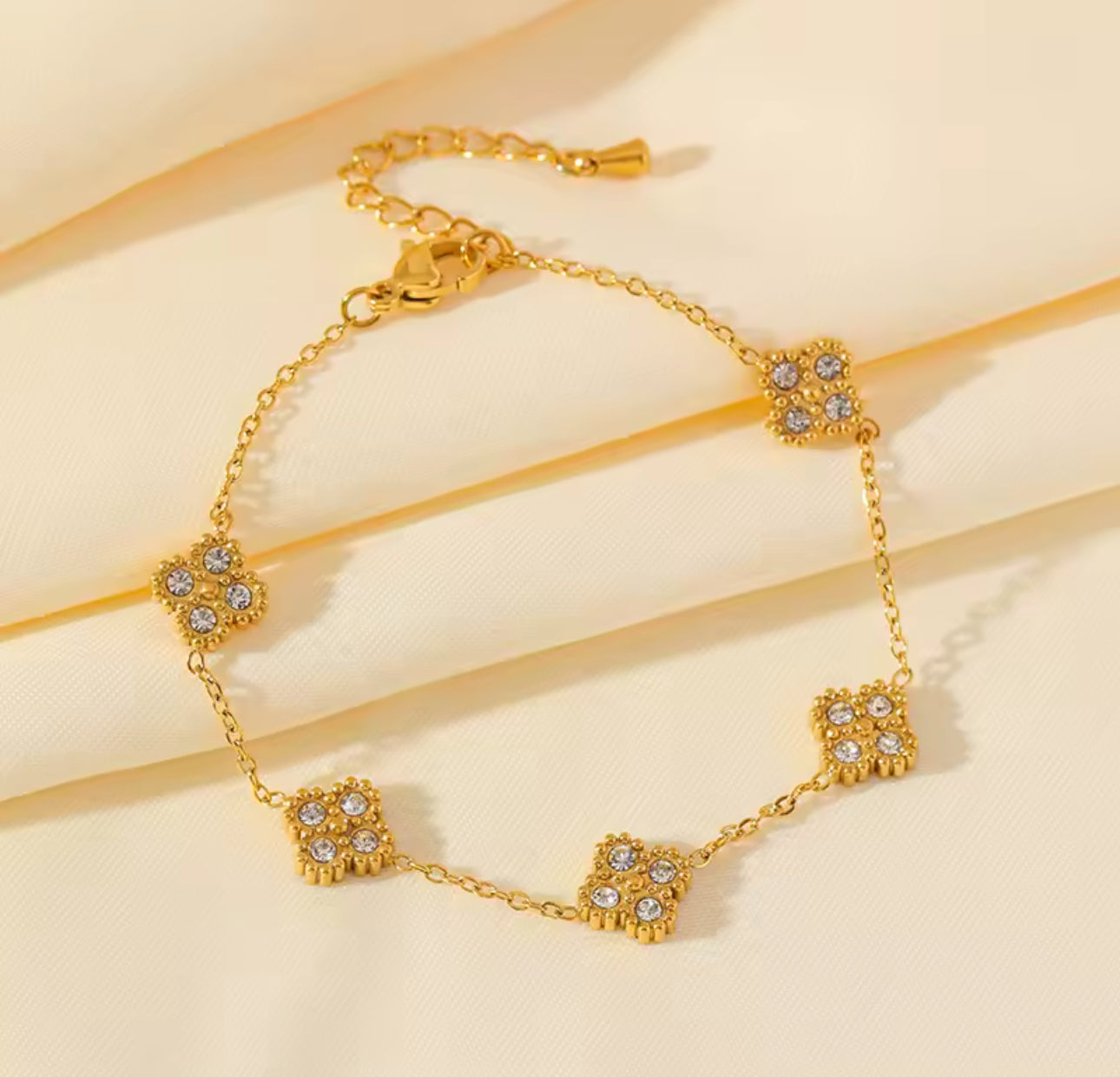 Gold mini clover bracelet