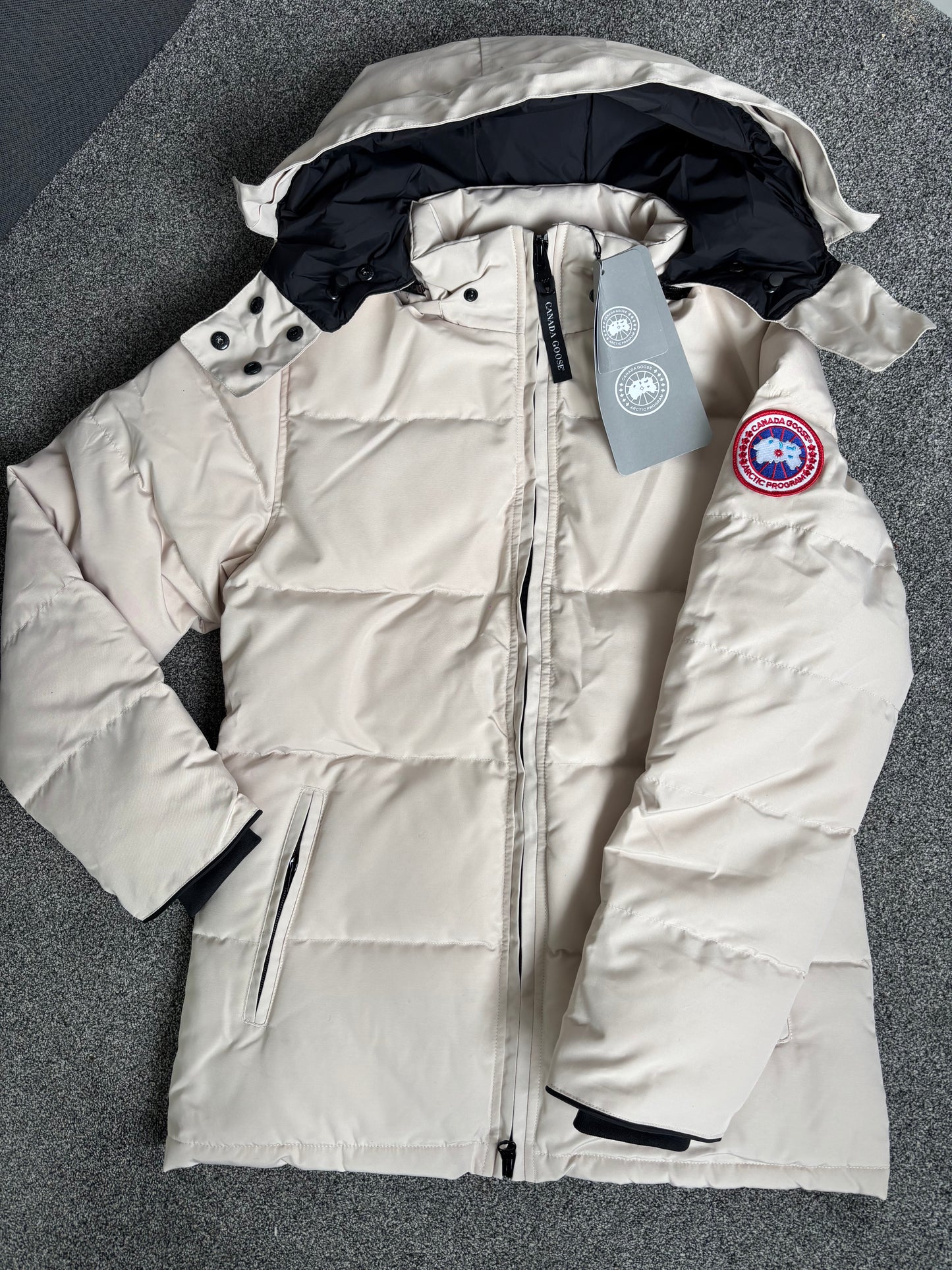 Beige Canada coat with fox fur ￼