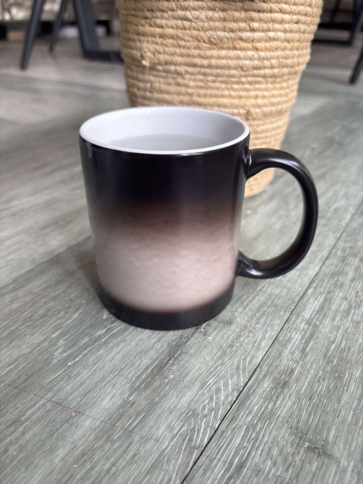 Colour changing mug black to white