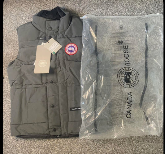 Men’s canda body warmer size small