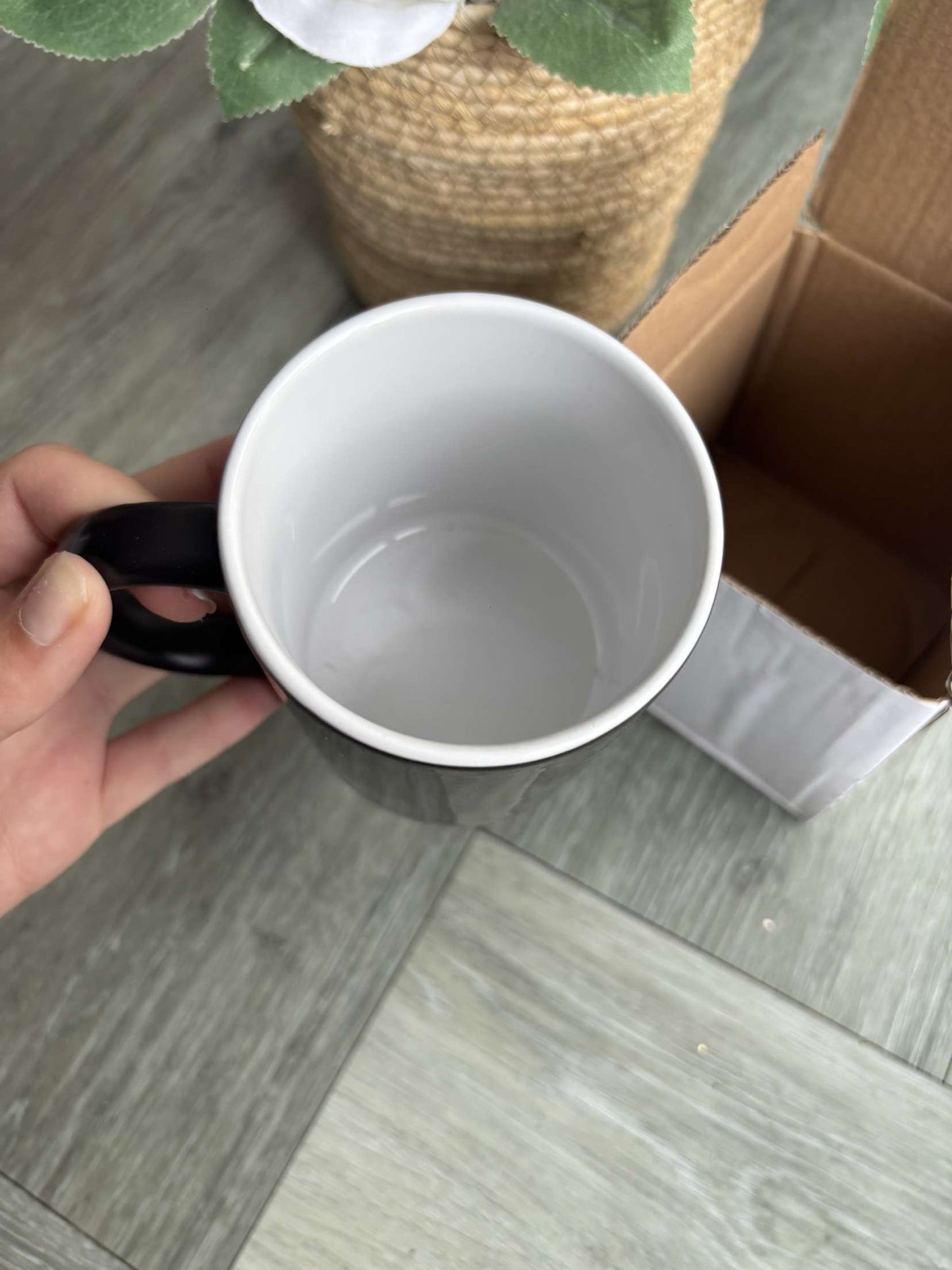 Colour changing mug black to white