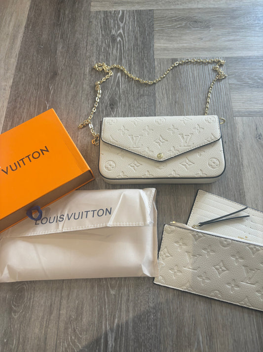 White flower crossover bag with gold chain NO BOX