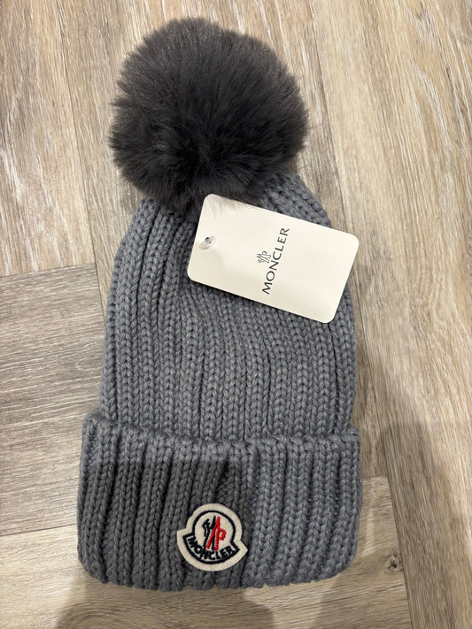 Grey m hat with fur