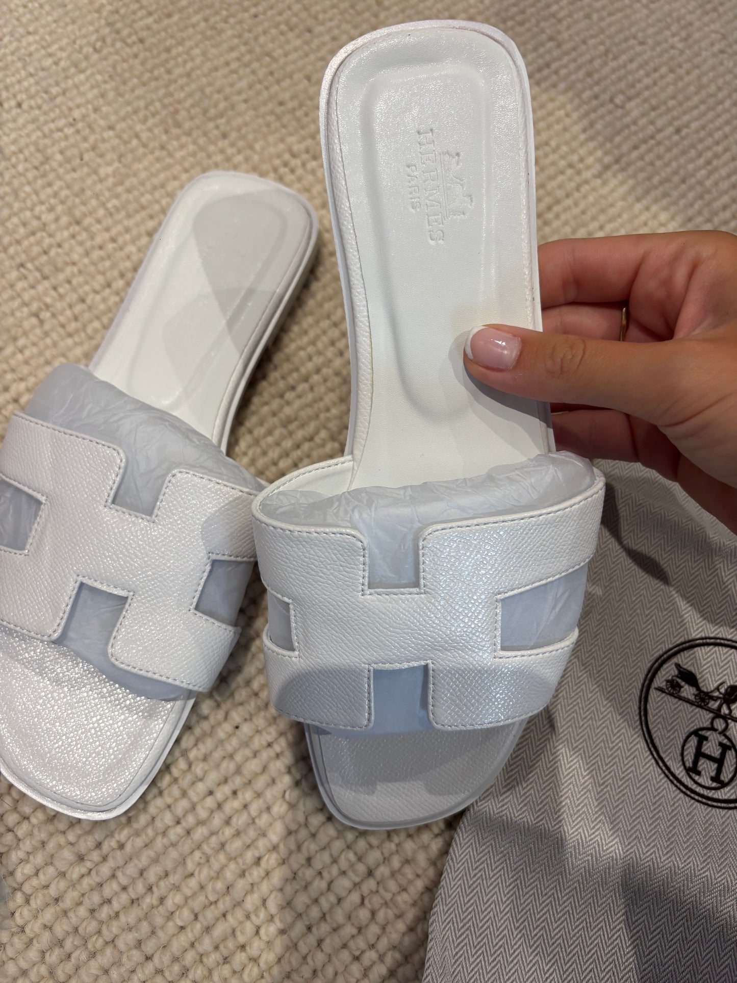 White h Slidders size 5